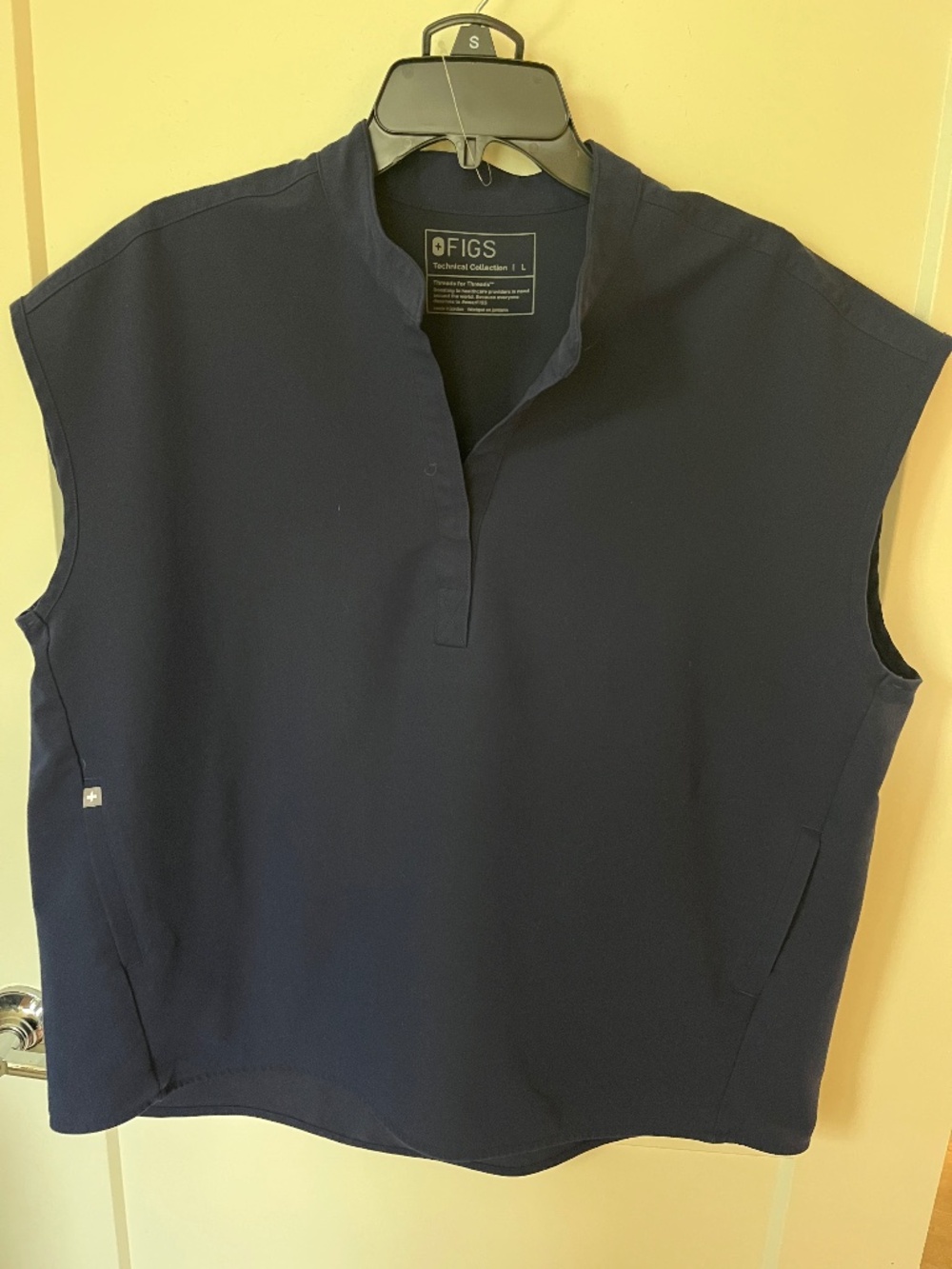 Figs Rafaela scrub top navy large